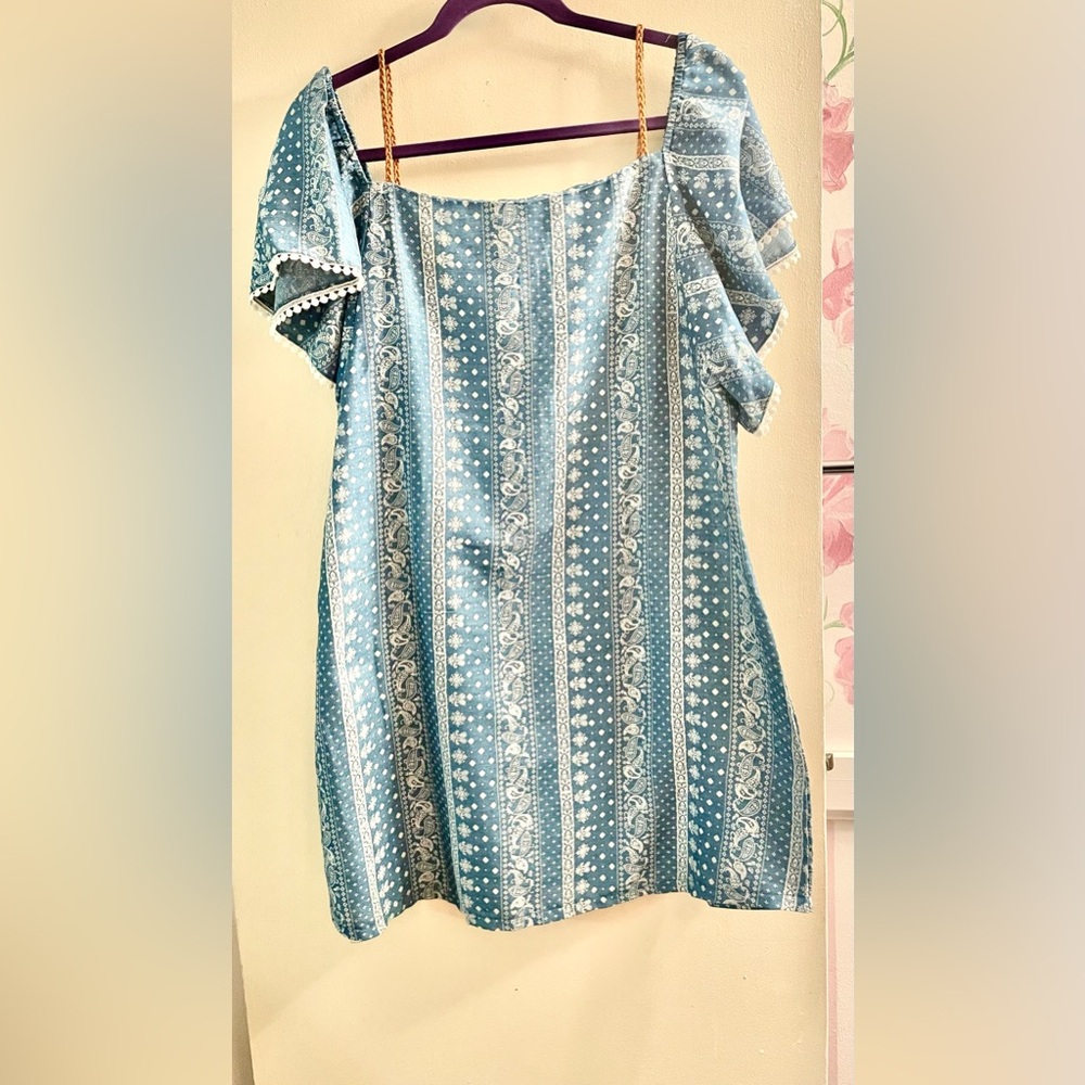 Blue and Creamy White Patterned Mini Dress
SIZE LARGE     **LIKE NEW**